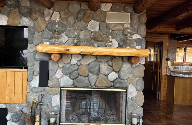 BERKSHIRE MOUNTAIN LAKEFRONT LOG HOUSE FAMILY RETREAT