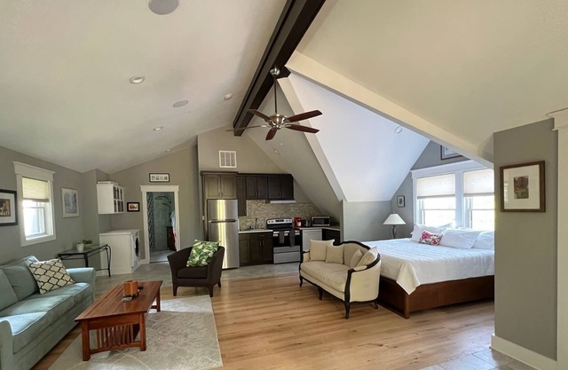 Berkshire mountain retreat 1 mile from Tanglewood. Spacious private apartment