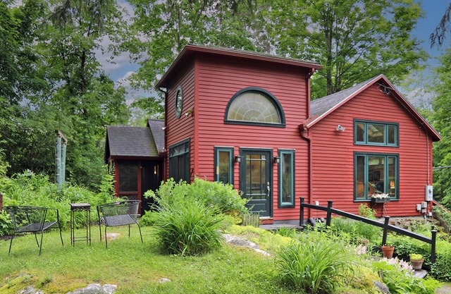 Berkshire Retreat- Stone's throw to downtown Lenox