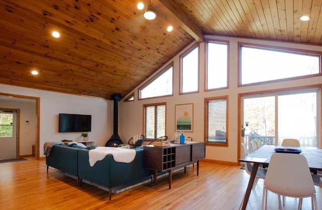 Berkshire Vacation Rentals: Beautiful Lakeside Cabin