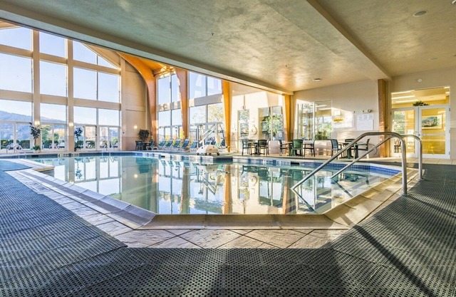 Berkshires Escape: Spacious Suites & Mountain Views