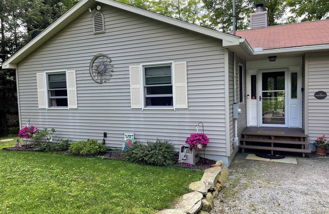 Berkshires Lakefront Gem. Cozy home w/ hiking, swimming & all things cultural!