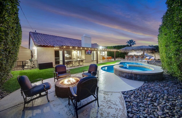 Bermuda Bliss: Pool, Spa, Misters, Ping Pong, BBQ!