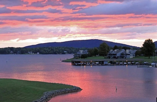 Cozy 2-bedroom lakefront condo!