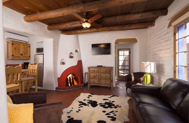 Authentische Adobe, Walk to Canyon Rd, romantische East Side Casita w / Kiva Fireplace