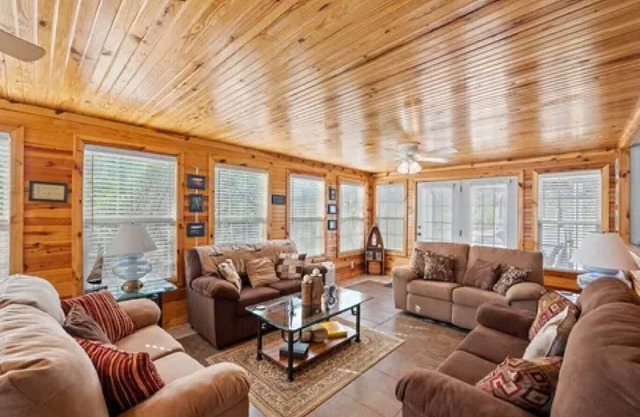 Best Access on Lake Cumberland! 4bedroom waterfront house on boat ramp in Nancy!