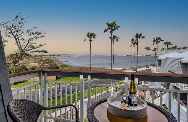 Cozy townhome with beautiful Beach and Bay Views in Coronado