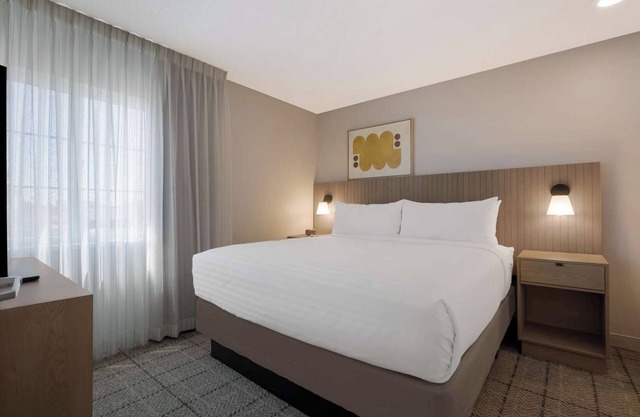 Best Choice! 1BR Suite with Full Kitchen, BBQ Area, Parking, Pets are Welcome!