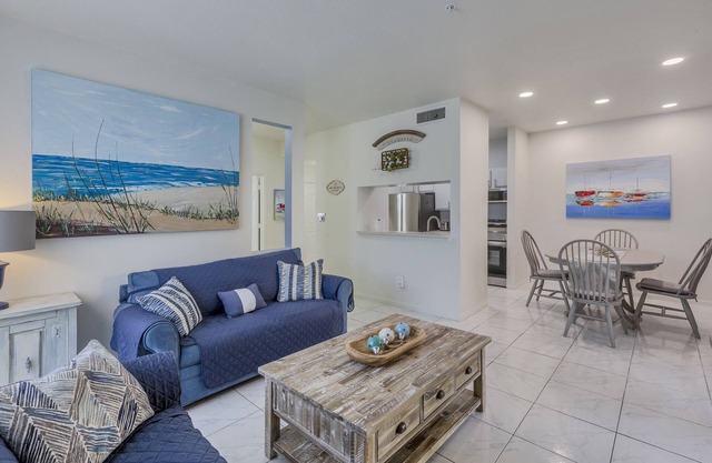 Best Cozy beach condo Clearwater W/resort like, 1st floor heated pool, parking