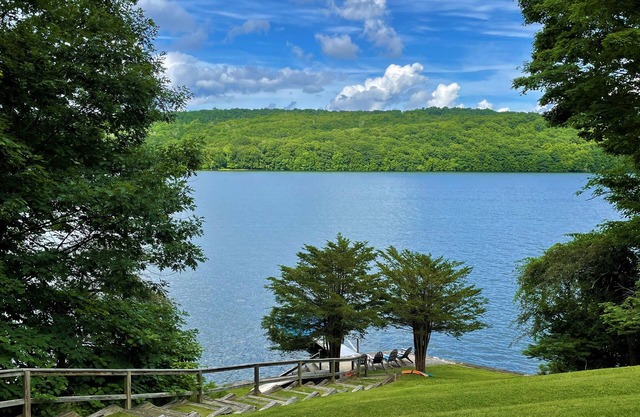 Beste Lage am Candlewood Lakefront Home -1 Morgen mit Dock