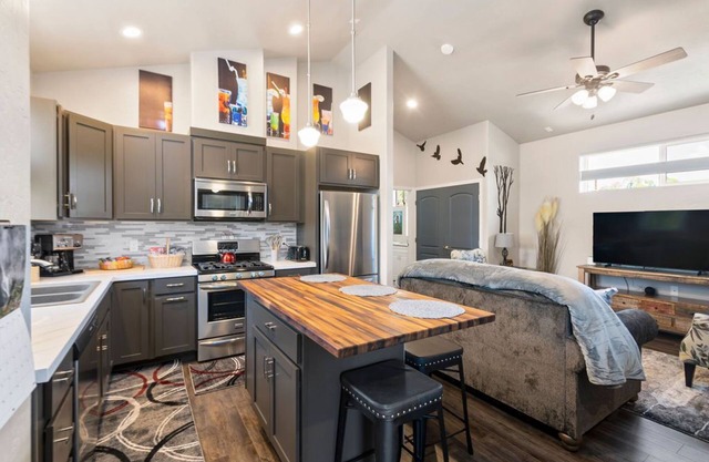 Best Downtown Getaway 4 blocks from main street food bars and shopping