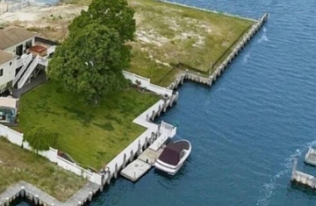Best family beach house! Relax at our waterfront house with boat dock.