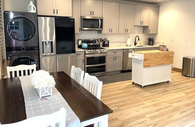 “Best Kitchen & Super Comfy Beds” & Starbucks-Kaysville Apt
