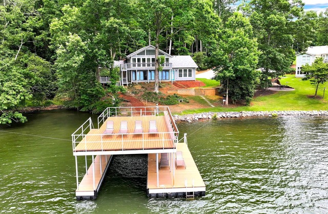 Summer dates available! Great lake views. Easy walk to dock