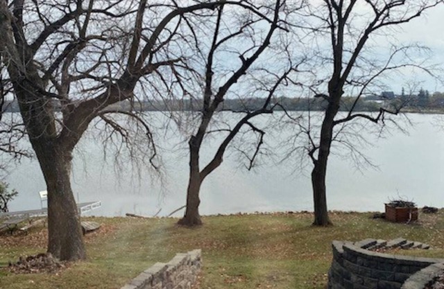 Best lakefront location in Alex!
