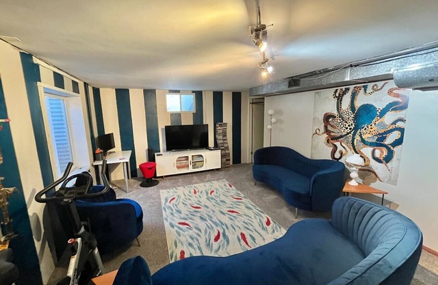 Best Location~Fun~2 Living Rooms +Ping Pong/Games