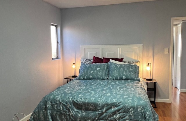 Best location of Oakland Lake Merritt Park & Gardens. New remodeled & furnished