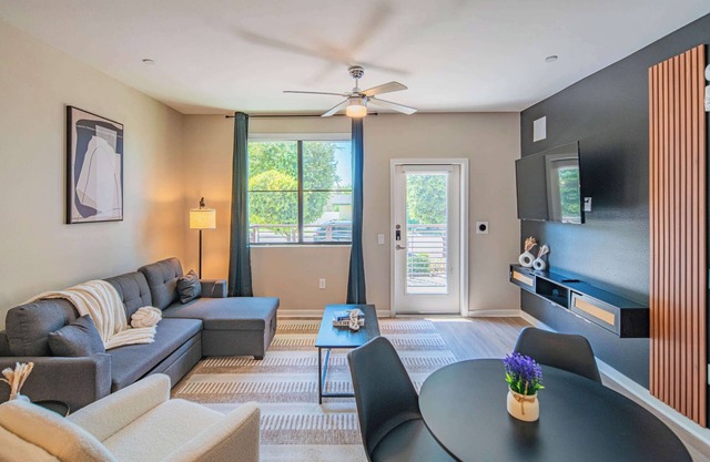 Quaint 2BR Apartment in Uptown Biltmore with Gym Pool Parking and WD