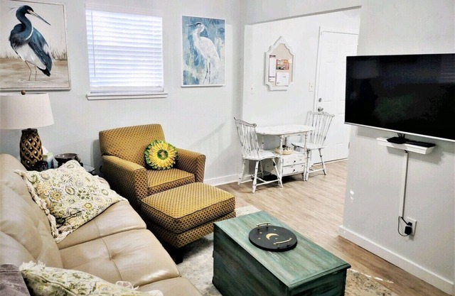 BEST location Quiet Cottage Pets Kitchen