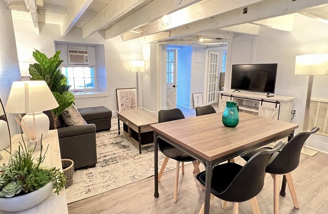 Best location! The Pullman Apt @ historic 1799 Inn