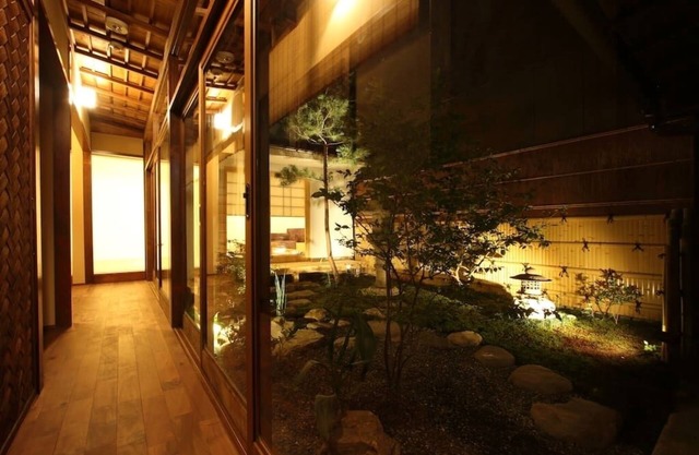 Es ist vollständig von einem luxuriösen Stadthaus reserviert.Es bietet Platz für bis zu 13 Personen und bietet einen ausgezeichneten Zugang zu Sehenswürdigkeiten in der Nähe von Gion.