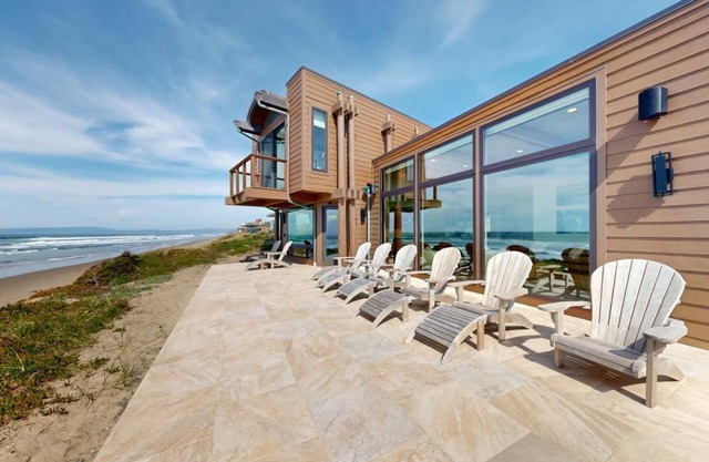 SPECTACULAR OCEAN-FRONT HOME IN DER MONTEREY BAY