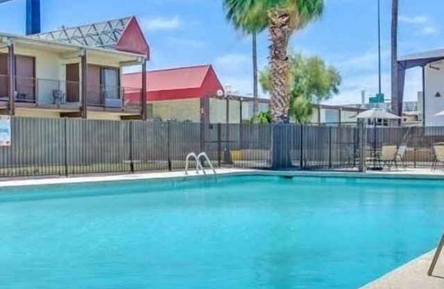 Best Place to Stay in Arizona! Free Parking, Outdoor Pool, Near Rialto Theatre