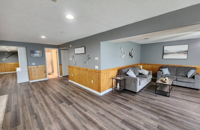 Best sunset views on the lake, renovated 3 bedrooms, 2 bath sleeps 8 people.