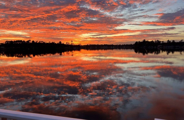 Best SUNSETS on the Lake! Come and enjoy our Happy Place!