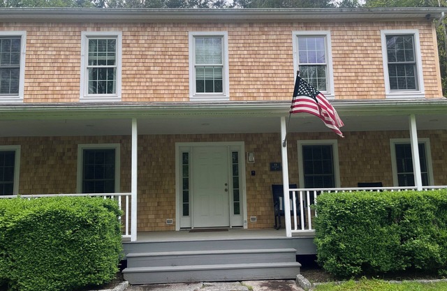 BEST TOWN! PoshPadsCT "TUNNEL" 4-BR HEATED SPA-POOL, Bike, Hiking, NYC 1.5 Hrs