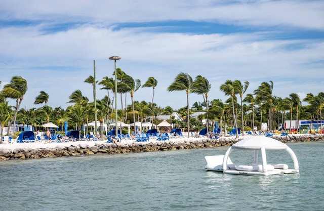 Best Vacation Choice! Outdoor Pool, Beachfront Location, Pets are Welcome!