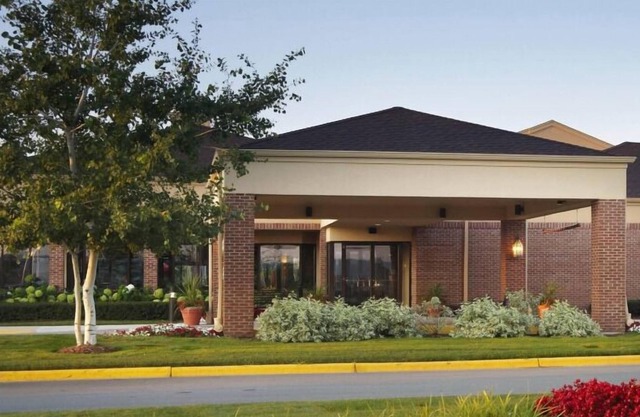 Best Value, Quality Stay! 2 Modern Units, Indoor Swimming Pool, Pets Allowed!
