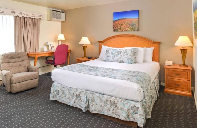 Best Value Stay! Comes with Continental Breakfast and Parking, Outdoor Pool