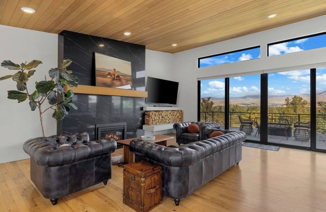LUX. Boise Boys "View House". Sauna + Hot Tub + Central. All Season Oasis!