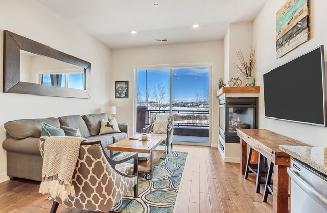 BEST VIEWS in Newpark Terrace! 2Bed/ 2Bath- hiking & mountain biking steps away.