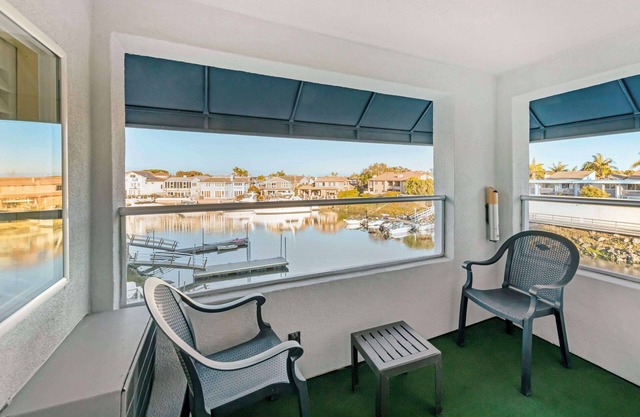 Best Western Harbour Inn & Suites Huntington - Sunset Beach