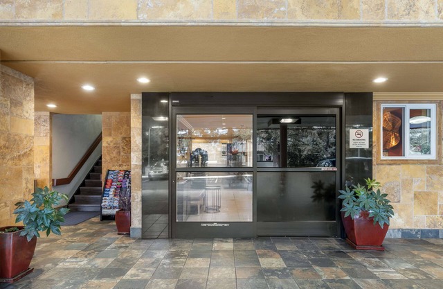 Best Western Plus Airport Plaza