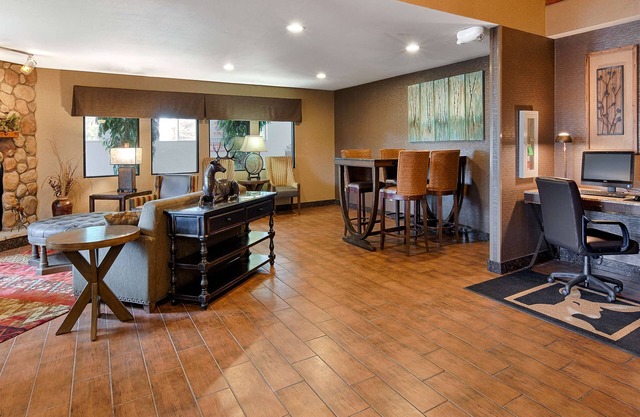 Best Western Plus Deer Park Hotel & Suites