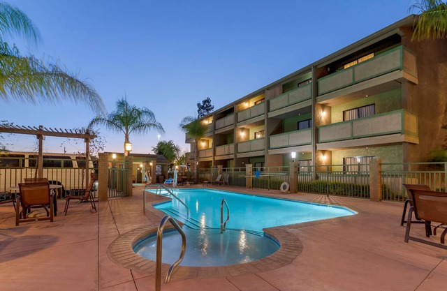Best Western Plus Forest Park Inn
