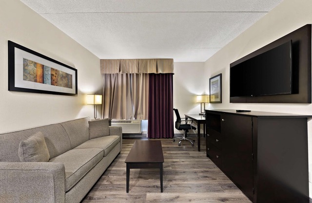 Best Western Plus Toronto North York Hotel & Suites