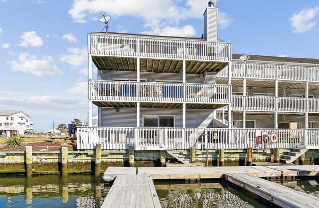 Bethany Marina Townhome: Sunset Views, Near Dining & Shopping, Pool Access!