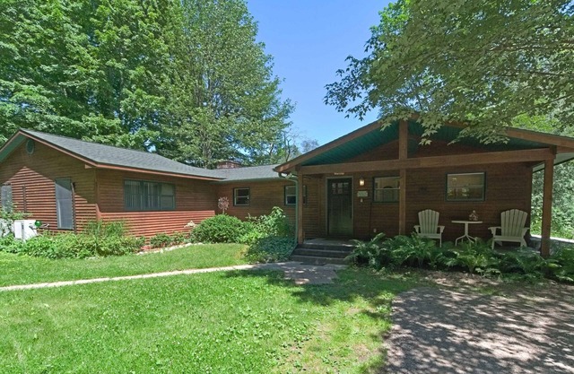 Betsie Bliss Cottage, Riverfront / Hot Tub, Skiing, Golf