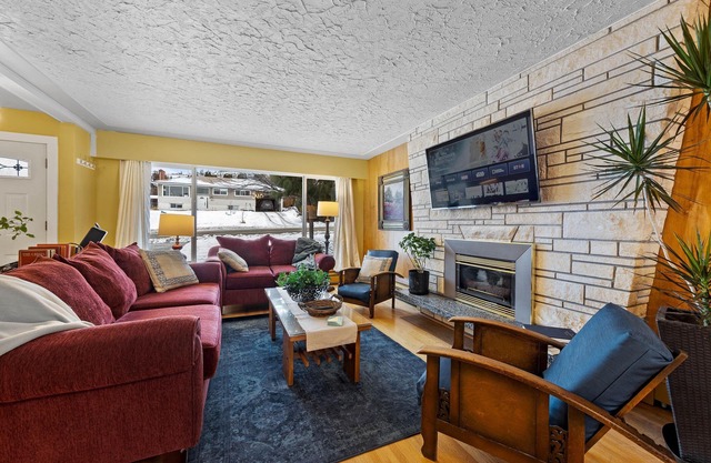 Betty-Lou's Bungalow- Spacious 4 bedroom, 4 bathroom Home