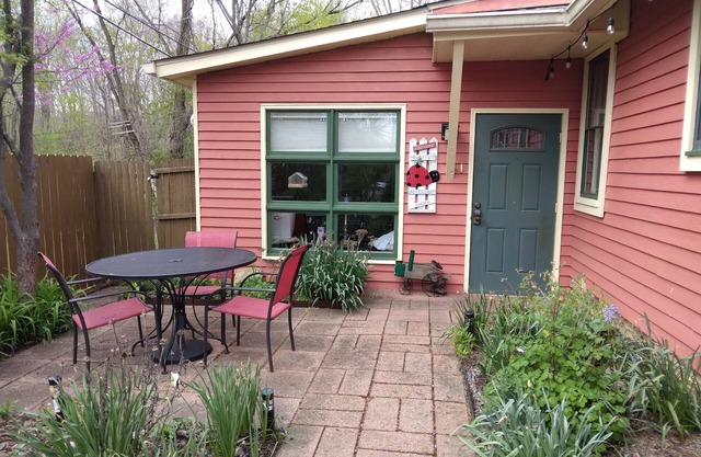 Betty Lou's Garden Guest Suite