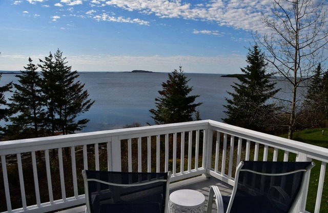 Betty's Place - Cozy ocean front getaway , Relax, Reconnect and Recharge on the Maine Coast