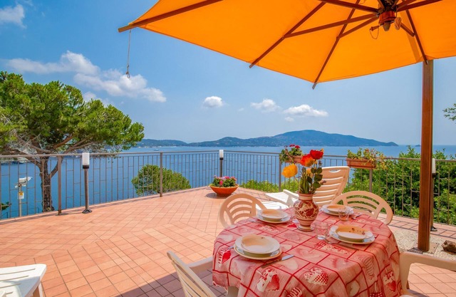 Villa im Park mit einem atemberaubenden Blick auf das Meer