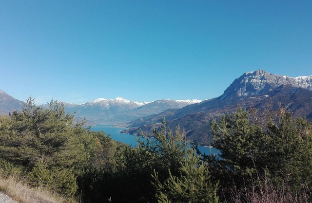 Zwischen Bergen und Seen