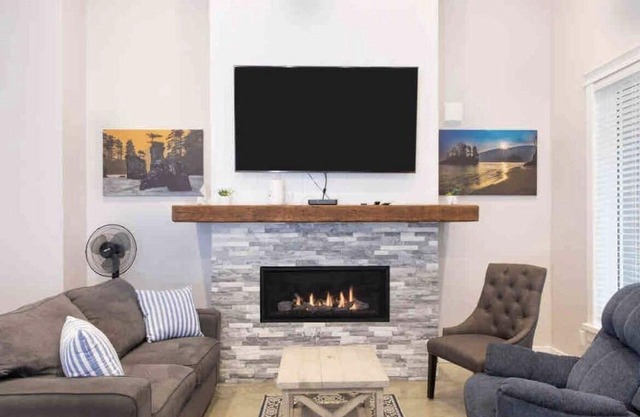 “Between Two Lakes”. New 2 Bedroom Entire Home! (Sleeps 6).