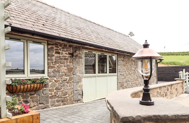 Beudy Bach - Holiday Cottage with Hot Tub sleeping 2 guests