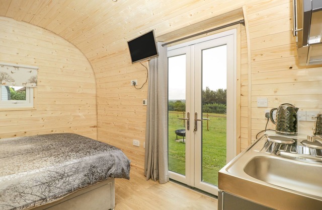 BEULAH, pet friendly, with hot tub in Axbridge